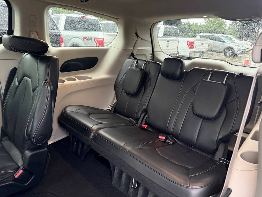 Chrysler Pacifica Vehicle Full-screen Gallery Image 13