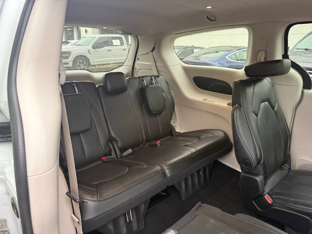 Chrysler Pacifica Vehicle Full-screen Gallery Image 14