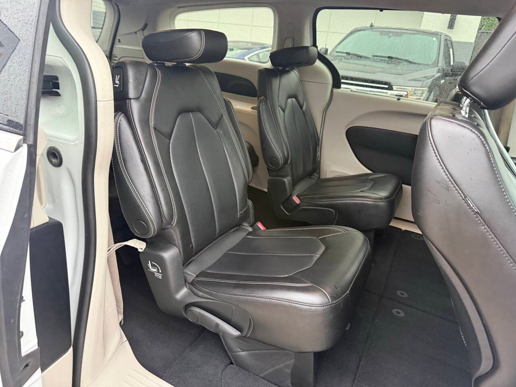 Chrysler Pacifica Vehicle Full-screen Gallery Image 15