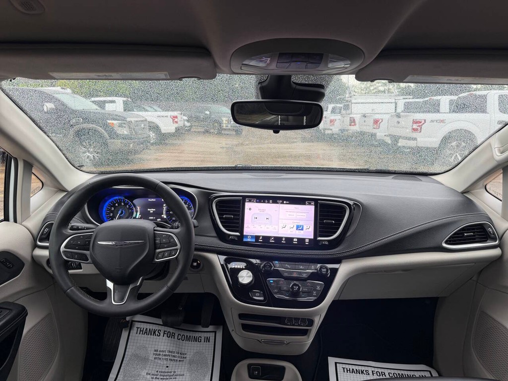 Chrysler Pacifica Vehicle Full-screen Gallery Image 16