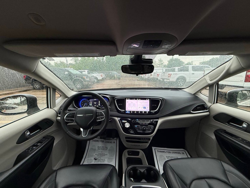 Chrysler Pacifica Vehicle Full-screen Gallery Image 17