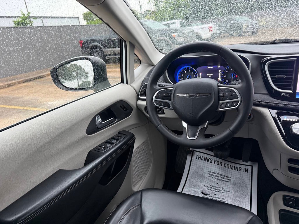 Chrysler Pacifica Vehicle Full-screen Gallery Image 18