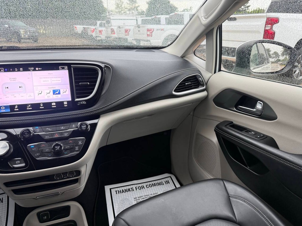 Chrysler Pacifica Vehicle Full-screen Gallery Image 19