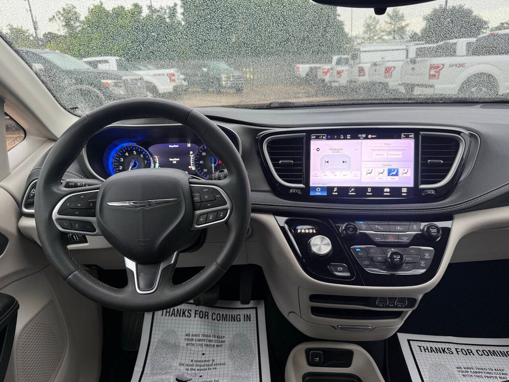 Chrysler Pacifica Vehicle Full-screen Gallery Image 20