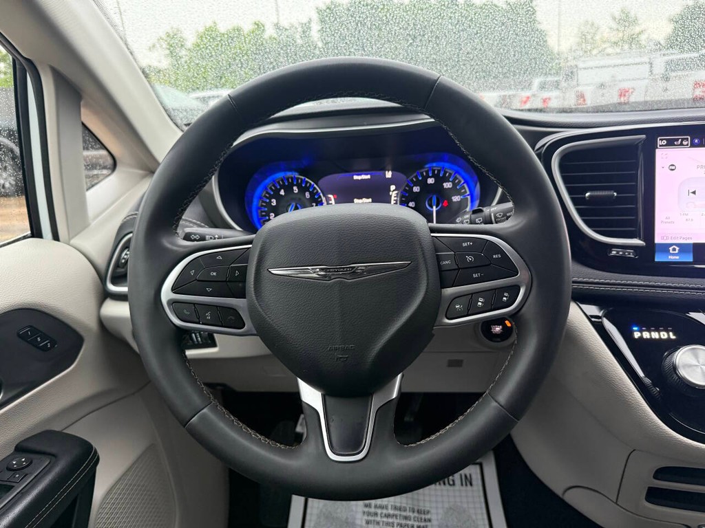 Chrysler Pacifica Vehicle Full-screen Gallery Image 21