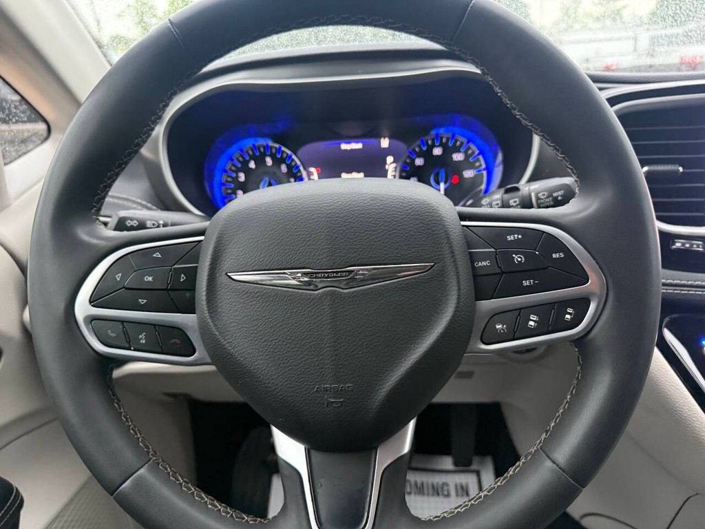 Chrysler Pacifica Vehicle Full-screen Gallery Image 22