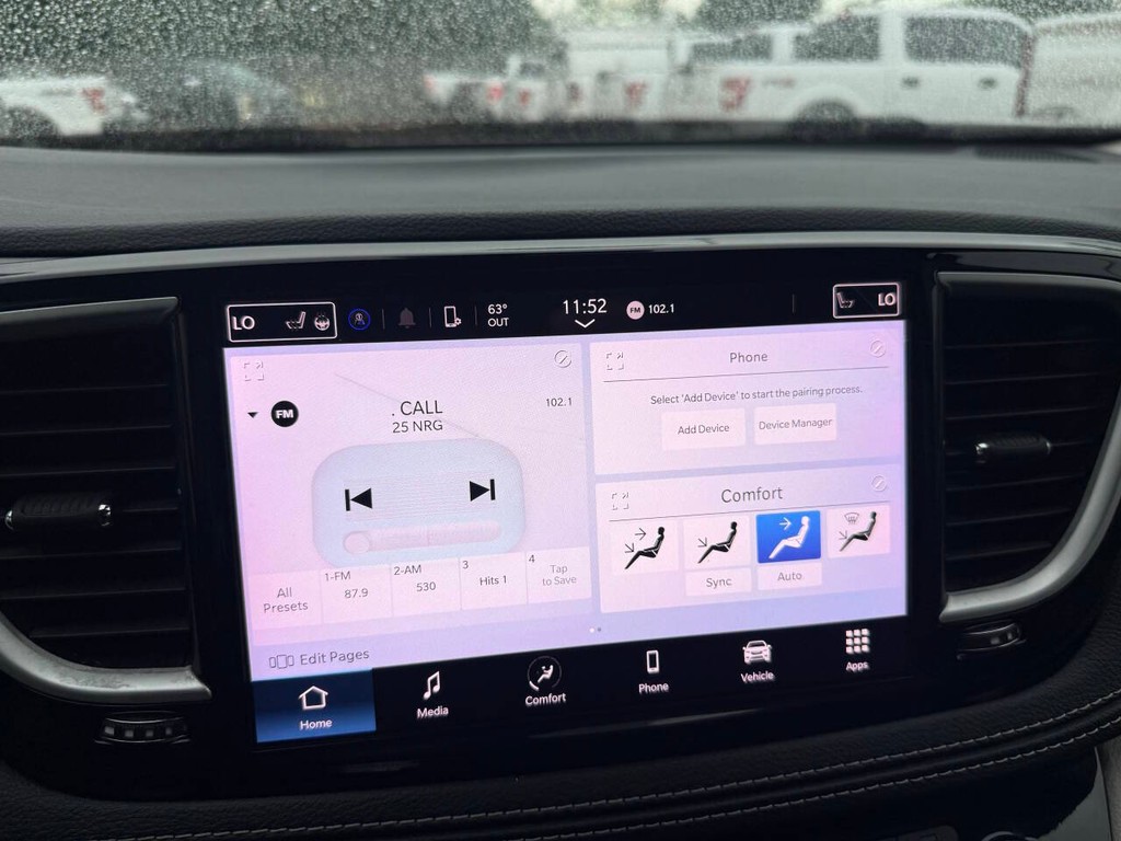 Chrysler Pacifica Vehicle Full-screen Gallery Image 23