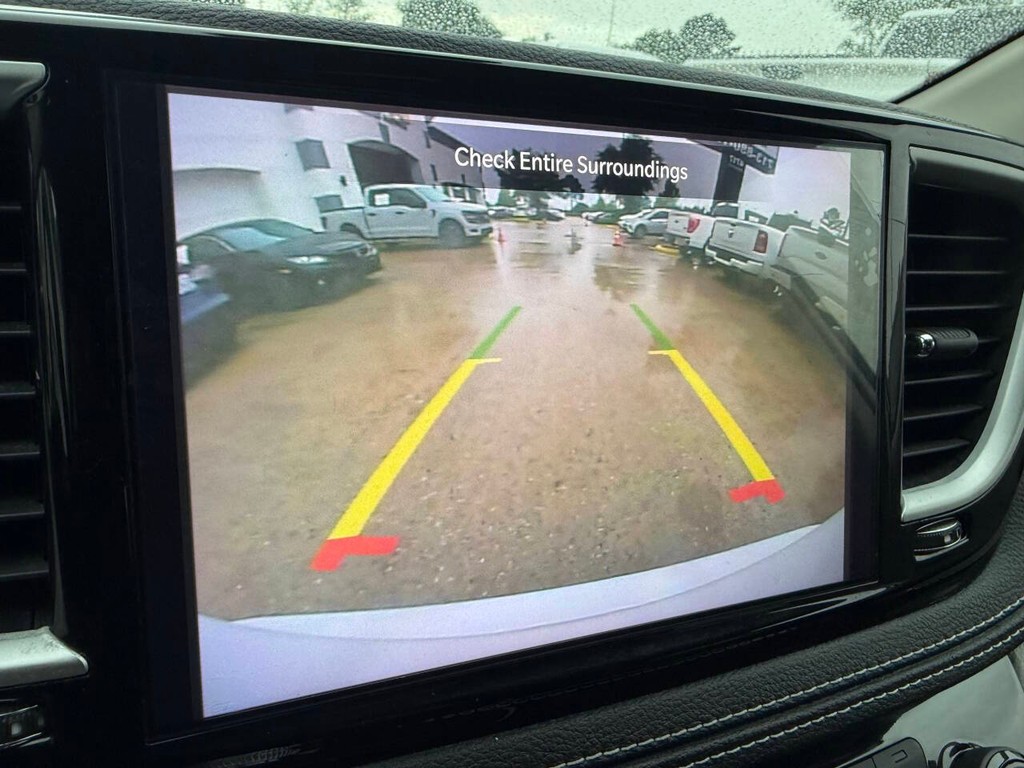 Chrysler Pacifica Vehicle Full-screen Gallery Image 24