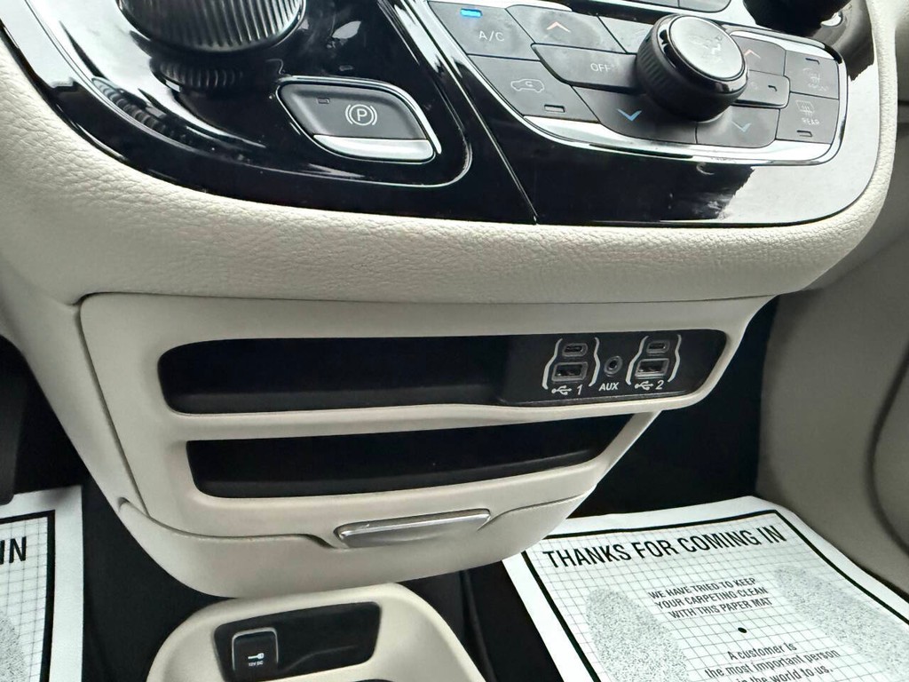 Chrysler Pacifica Vehicle Full-screen Gallery Image 26