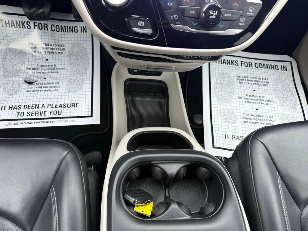 Chrysler Pacifica Vehicle Full-screen Gallery Image 27