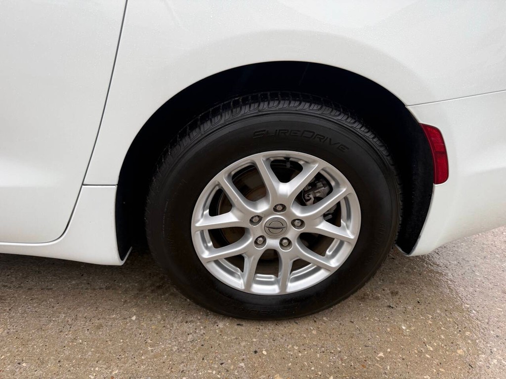 Chrysler Pacifica Vehicle Full-screen Gallery Image 32