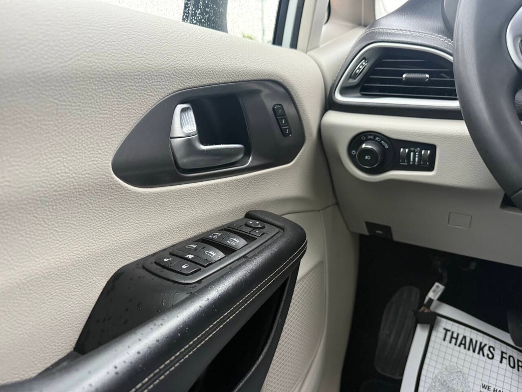 Chrysler Pacifica Vehicle Full-screen Gallery Image 33