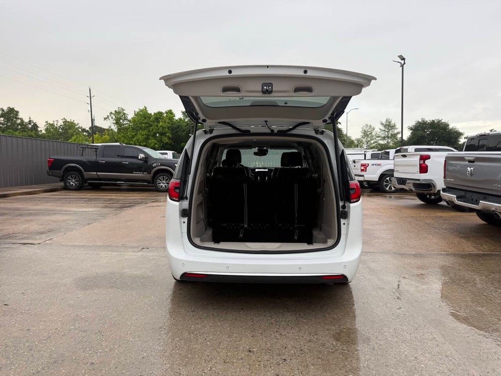 Chrysler Pacifica Vehicle Full-screen Gallery Image 35