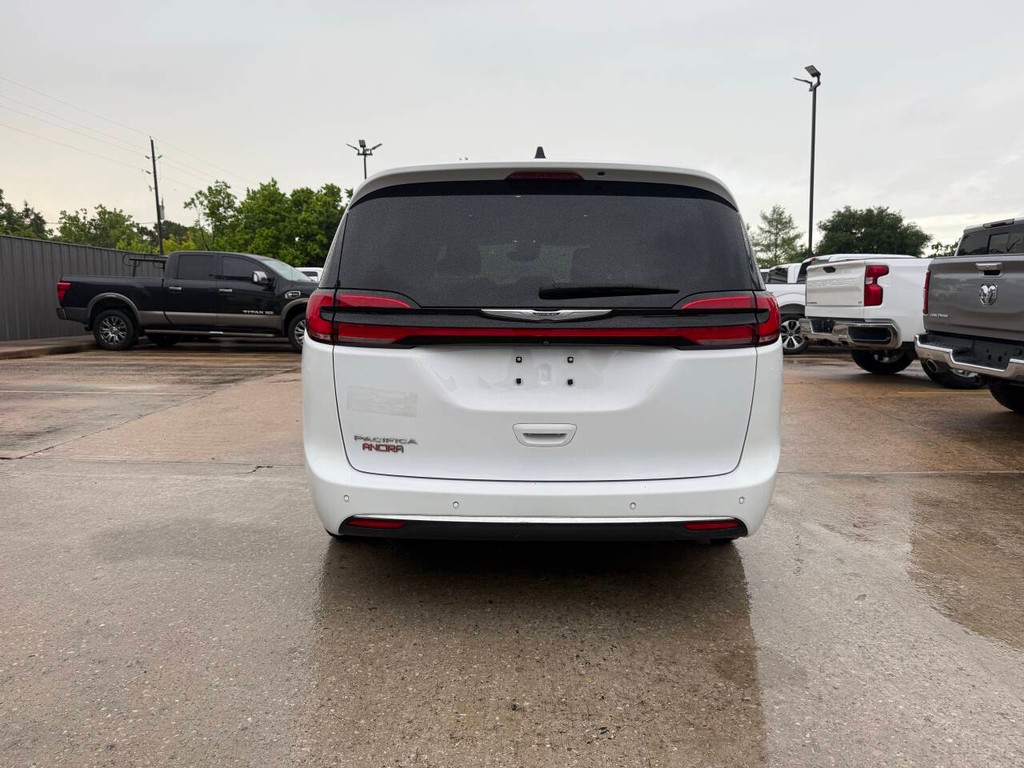 Chrysler Pacifica Vehicle Full-screen Gallery Image 36