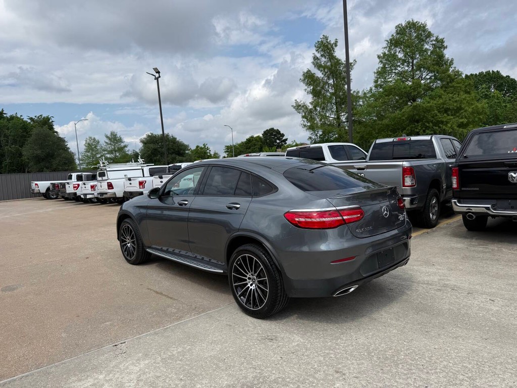 Mercedes-Benz GLC Vehicle Full-screen Gallery Image 04