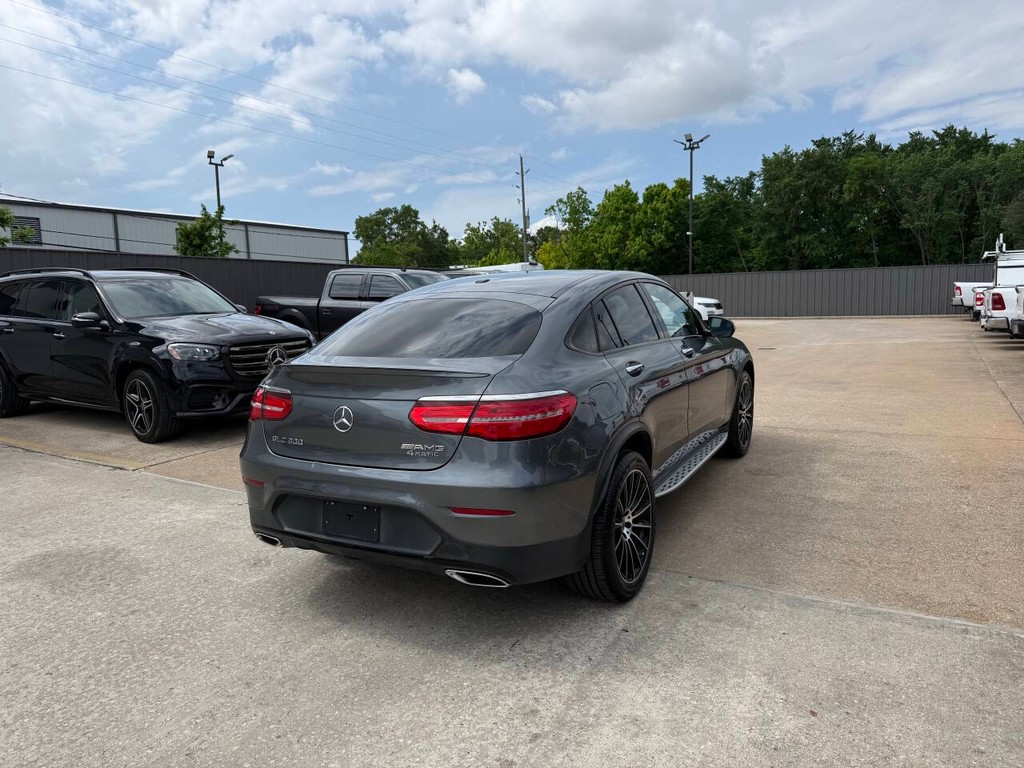 Mercedes-Benz GLC Vehicle Full-screen Gallery Image 05