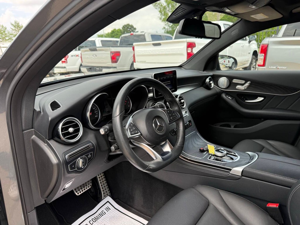 Mercedes-Benz GLC Vehicle Full-screen Gallery Image 06