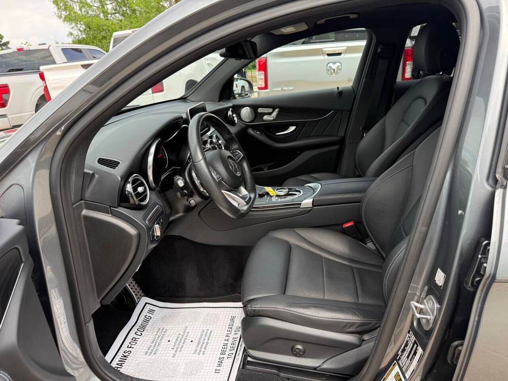 Mercedes-Benz GLC Vehicle Full-screen Gallery Image 07