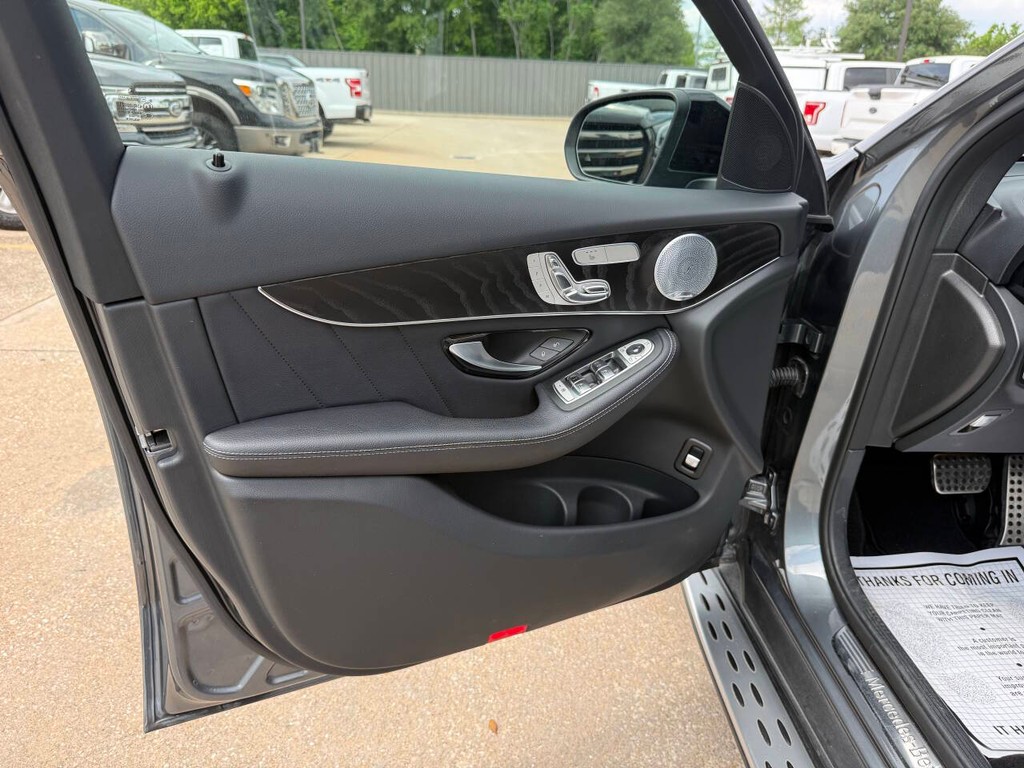 Mercedes-Benz GLC Vehicle Full-screen Gallery Image 08