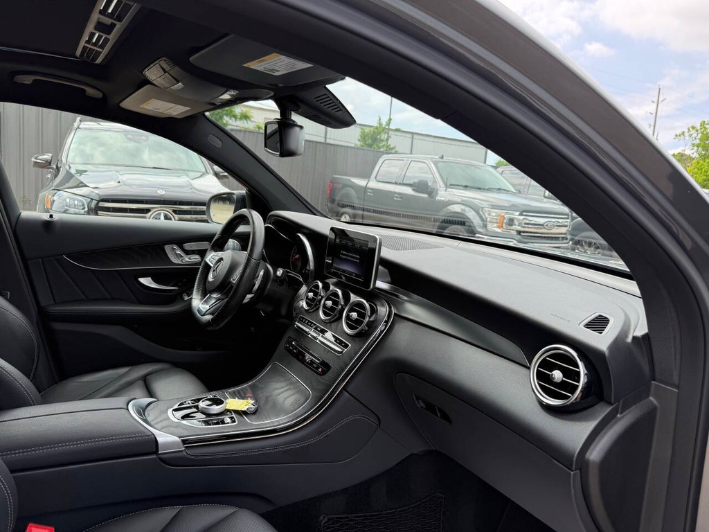 Mercedes-Benz GLC Vehicle Full-screen Gallery Image 09