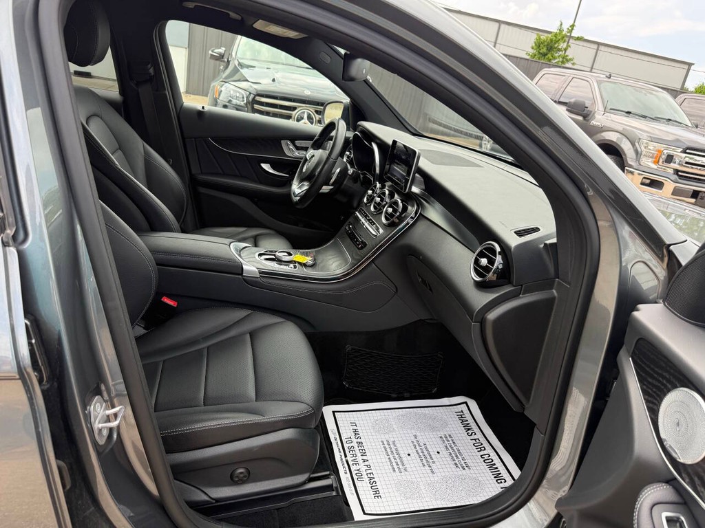 Mercedes-Benz GLC Vehicle Full-screen Gallery Image 10