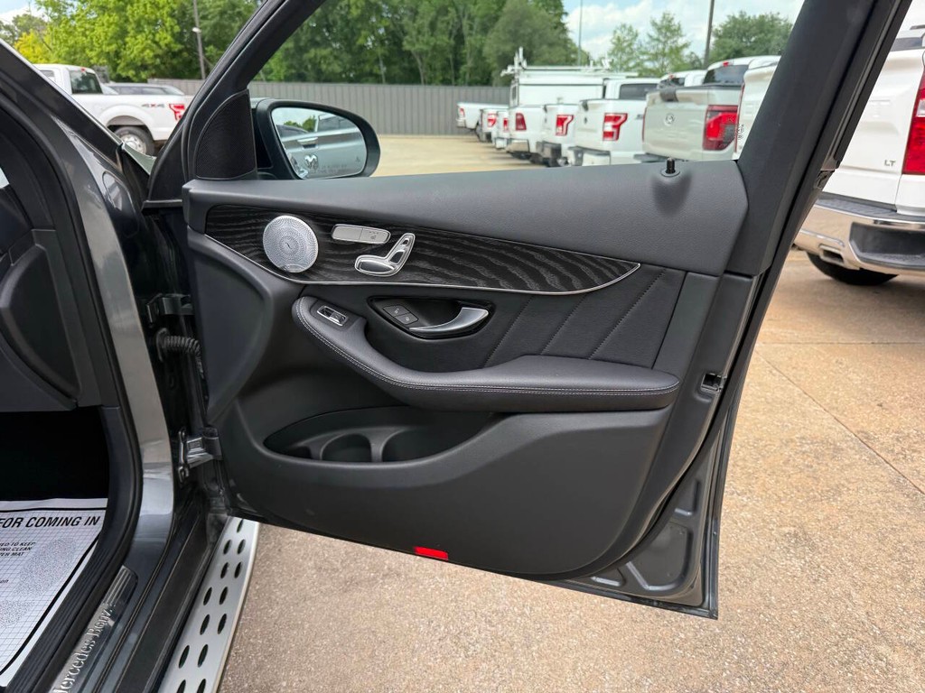 Mercedes-Benz GLC Vehicle Full-screen Gallery Image 11