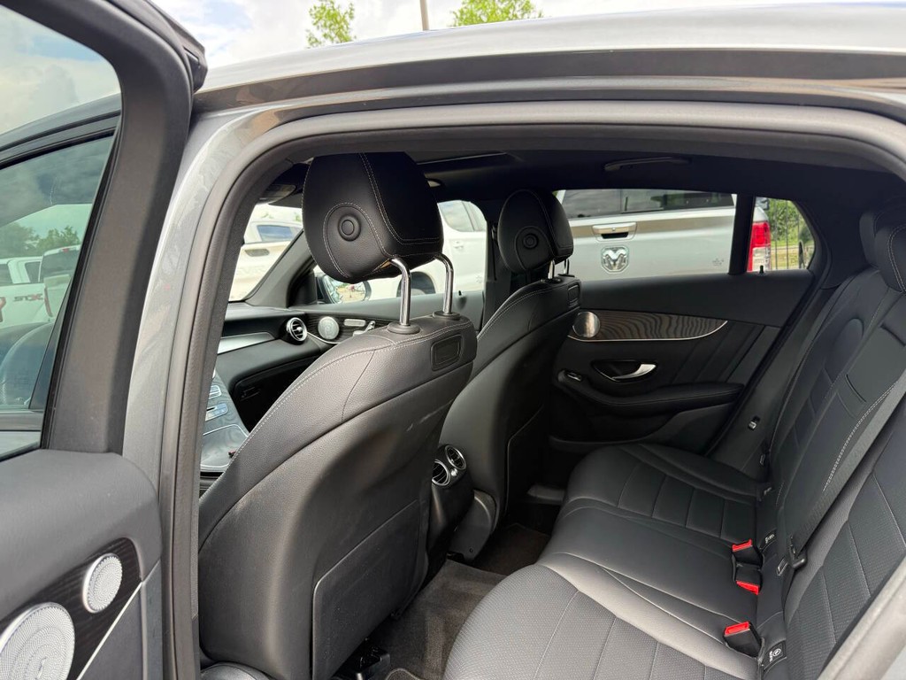 Mercedes-Benz GLC Vehicle Full-screen Gallery Image 12