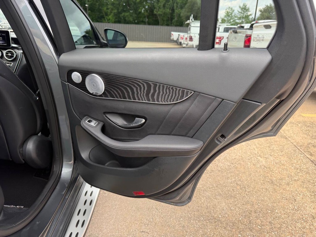 Mercedes-Benz GLC Vehicle Full-screen Gallery Image 16