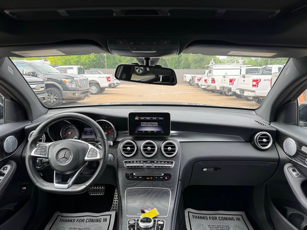 Mercedes-Benz GLC Vehicle Full-screen Gallery Image 17