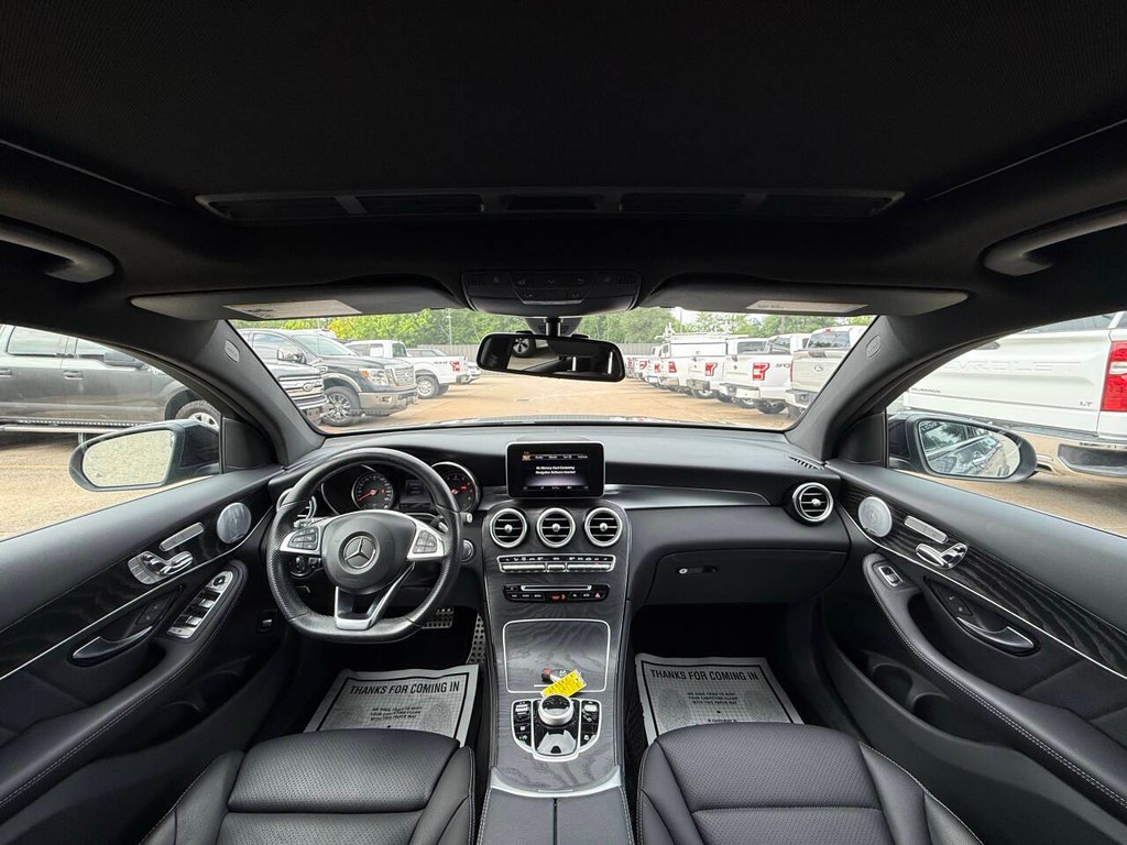 Mercedes-Benz GLC Vehicle Full-screen Gallery Image 18