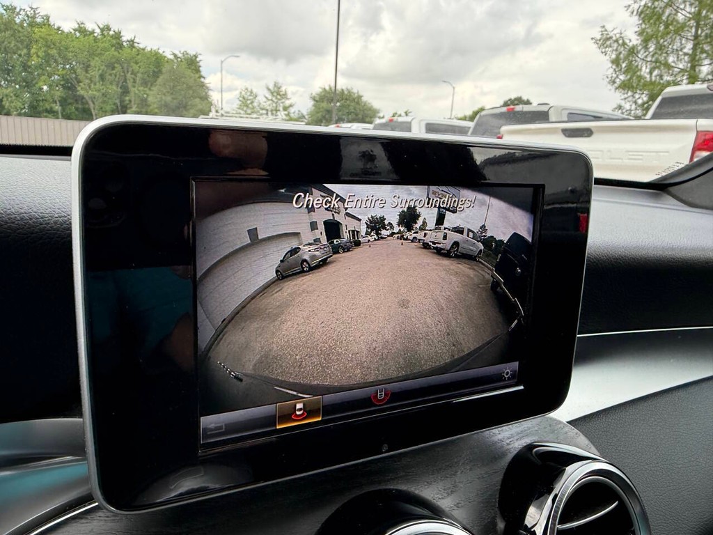 Mercedes-Benz GLC Vehicle Full-screen Gallery Image 24