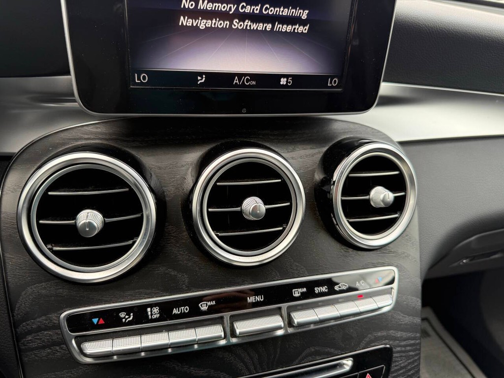 Mercedes-Benz GLC Vehicle Full-screen Gallery Image 25