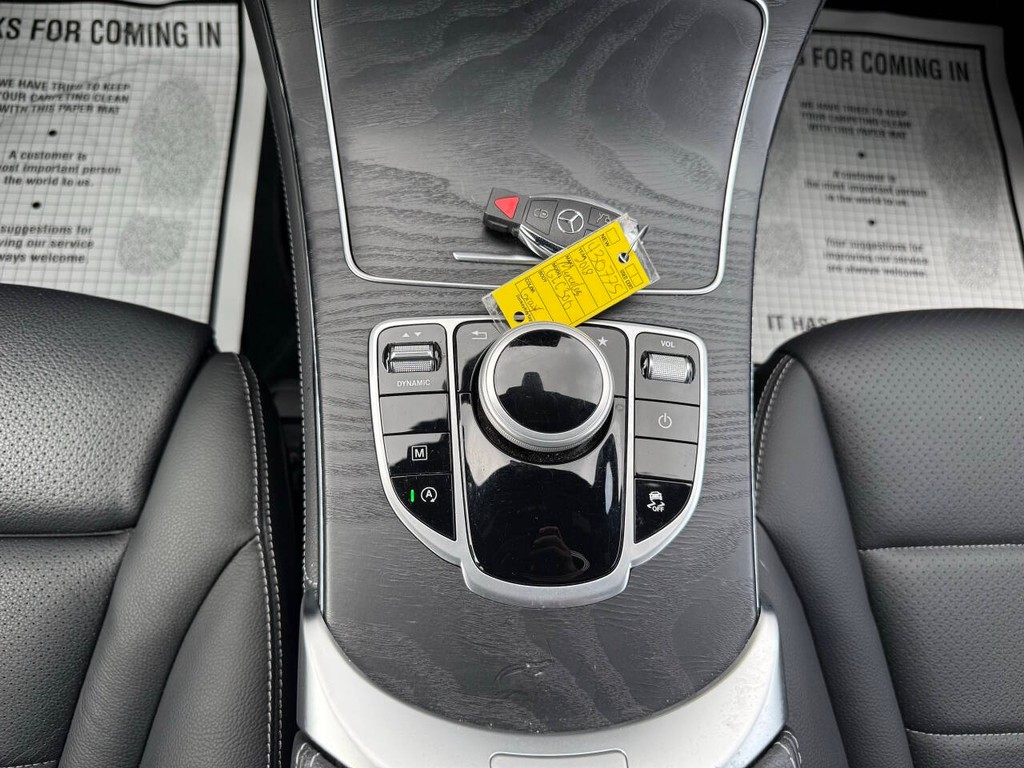 Mercedes-Benz GLC Vehicle Full-screen Gallery Image 26