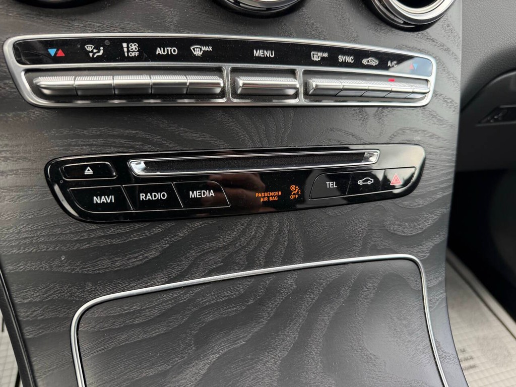 Mercedes-Benz GLC Vehicle Full-screen Gallery Image 27