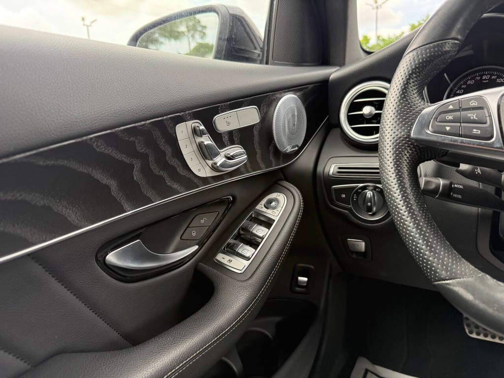 Mercedes-Benz GLC Vehicle Full-screen Gallery Image 28