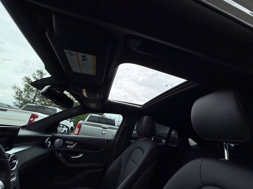 Mercedes-Benz GLC Vehicle Full-screen Gallery Image 29