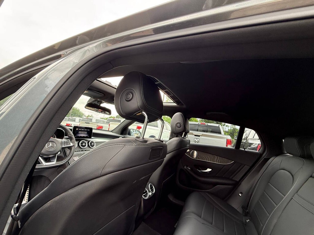 Mercedes-Benz GLC Vehicle Full-screen Gallery Image 30