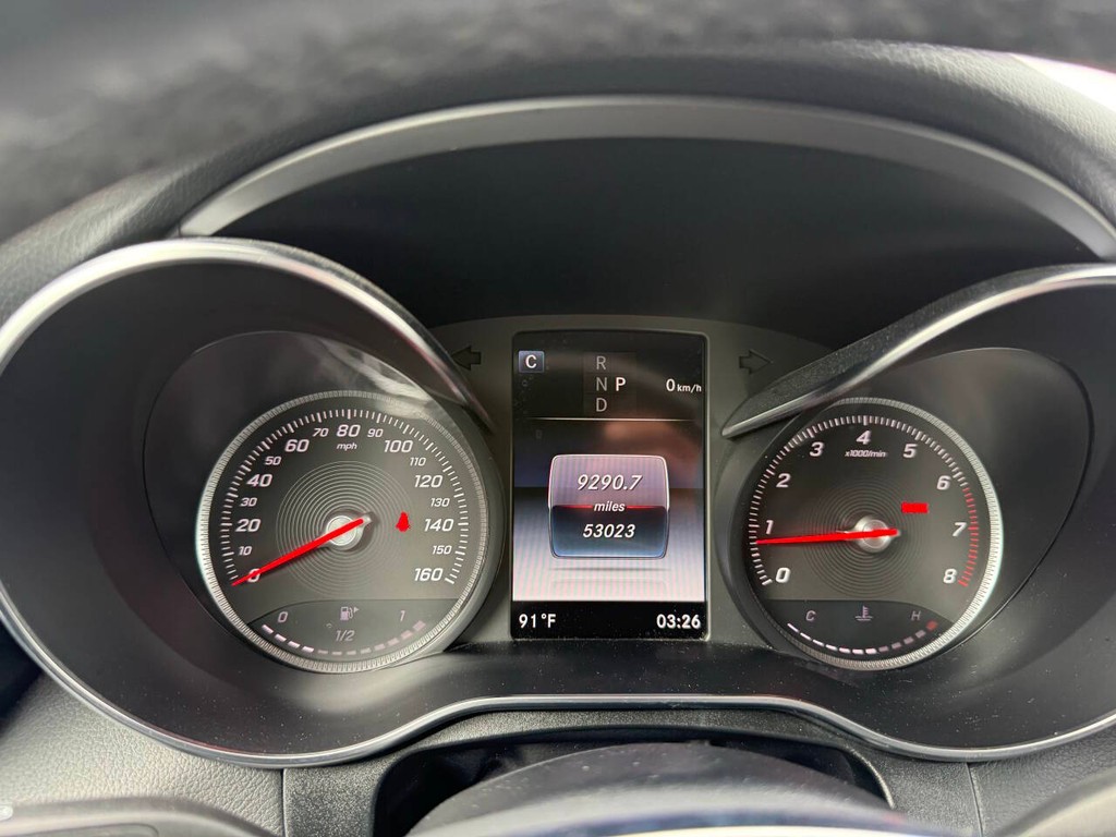 Mercedes-Benz GLC Vehicle Full-screen Gallery Image 31