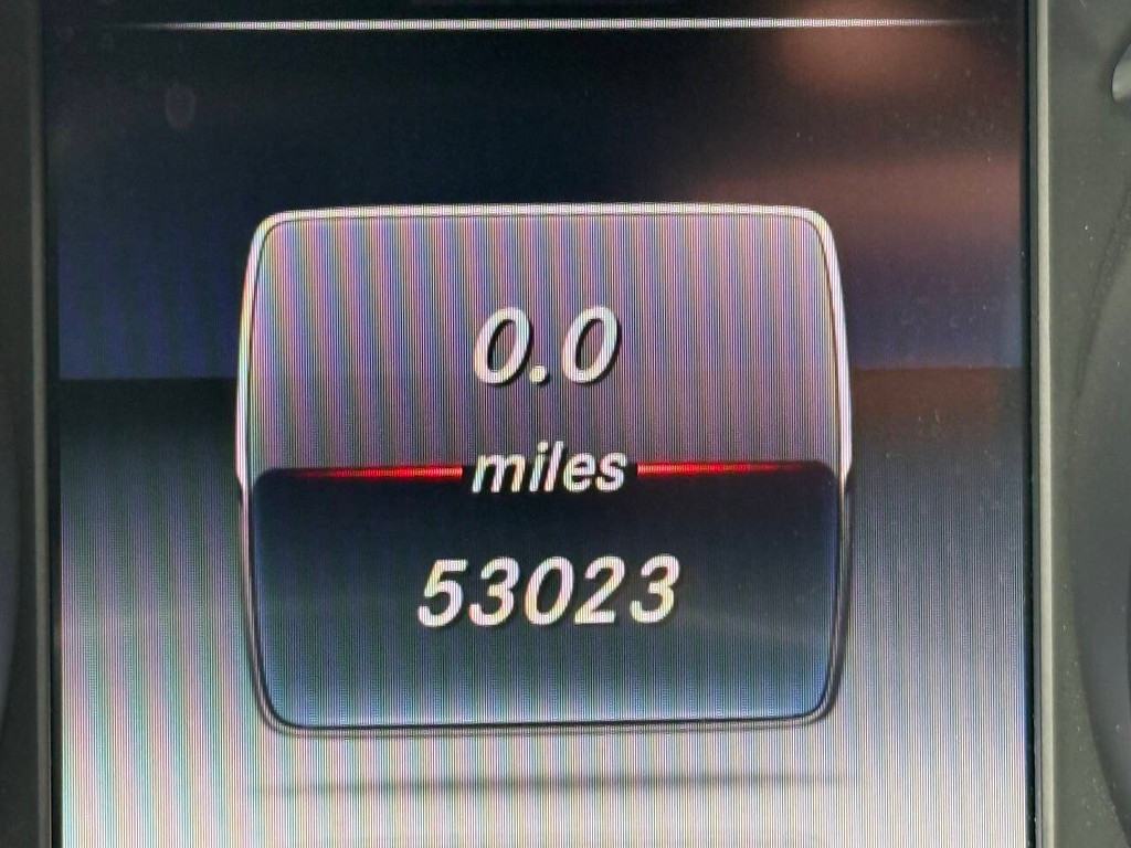 Mercedes-Benz GLC Vehicle Full-screen Gallery Image 32