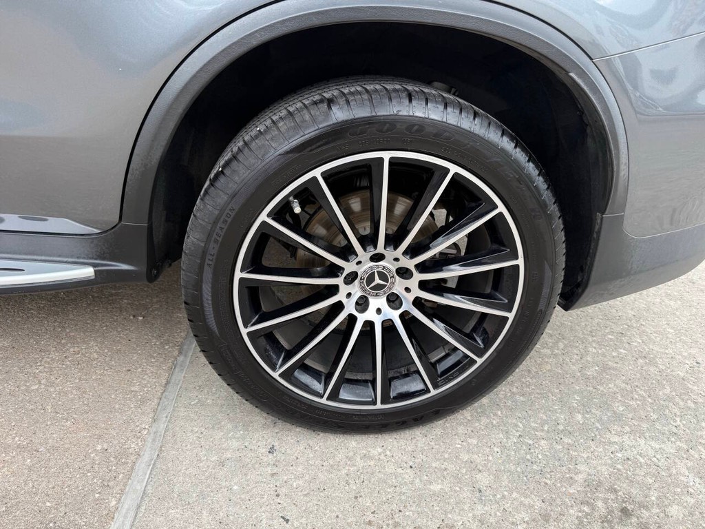 Mercedes-Benz GLC Vehicle Full-screen Gallery Image 35