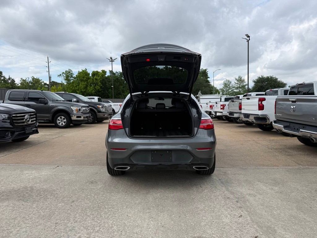 Mercedes-Benz GLC Vehicle Full-screen Gallery Image 36