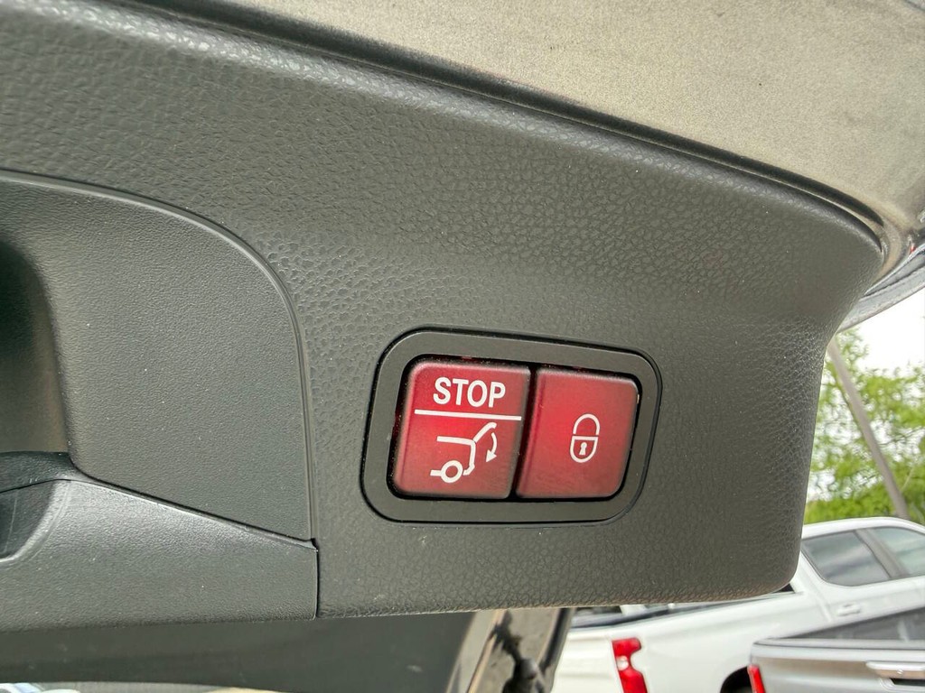 Mercedes-Benz GLC Vehicle Full-screen Gallery Image 37