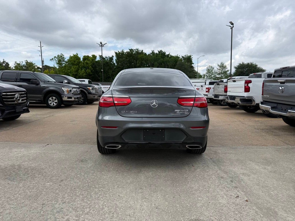 Mercedes-Benz GLC Vehicle Full-screen Gallery Image 38