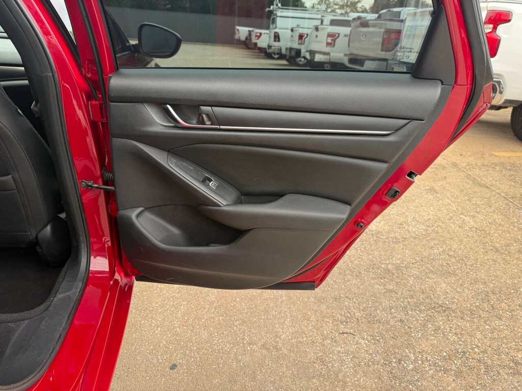 Honda Accord Sedan Vehicle Full-screen Gallery Image 16