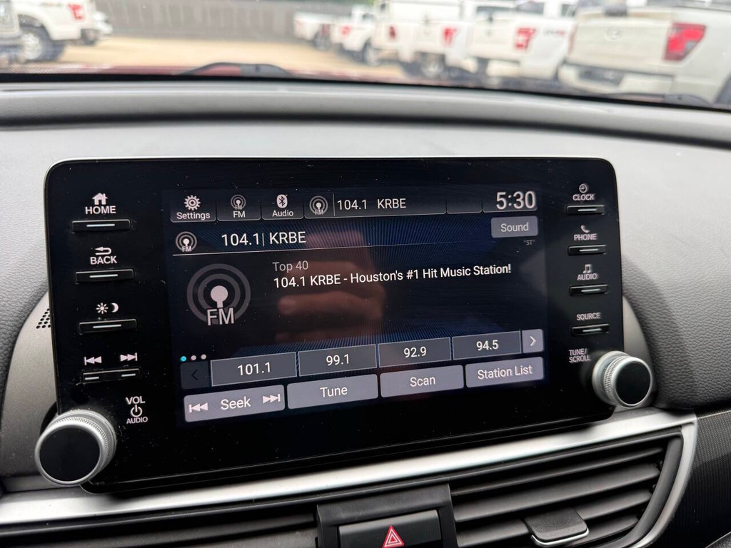 Honda Accord Sedan Vehicle Full-screen Gallery Image 26