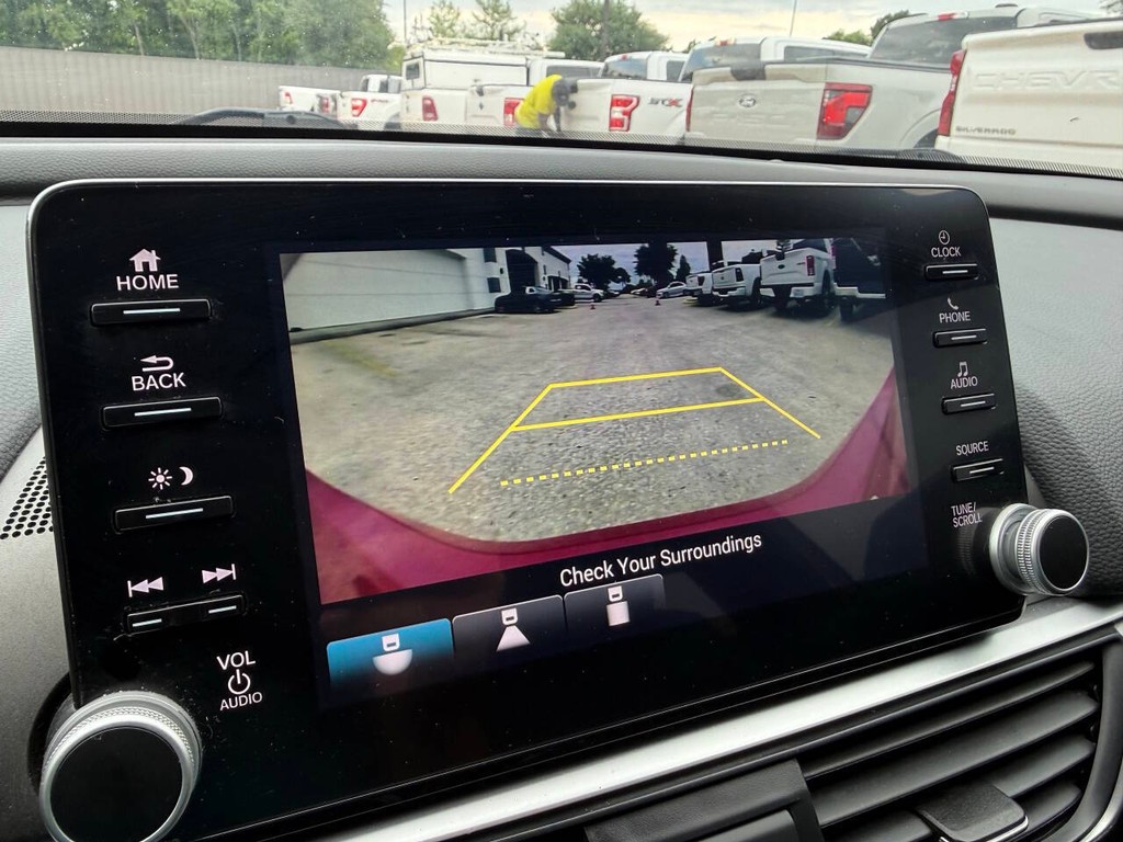 Honda Accord Sedan Vehicle Full-screen Gallery Image 27