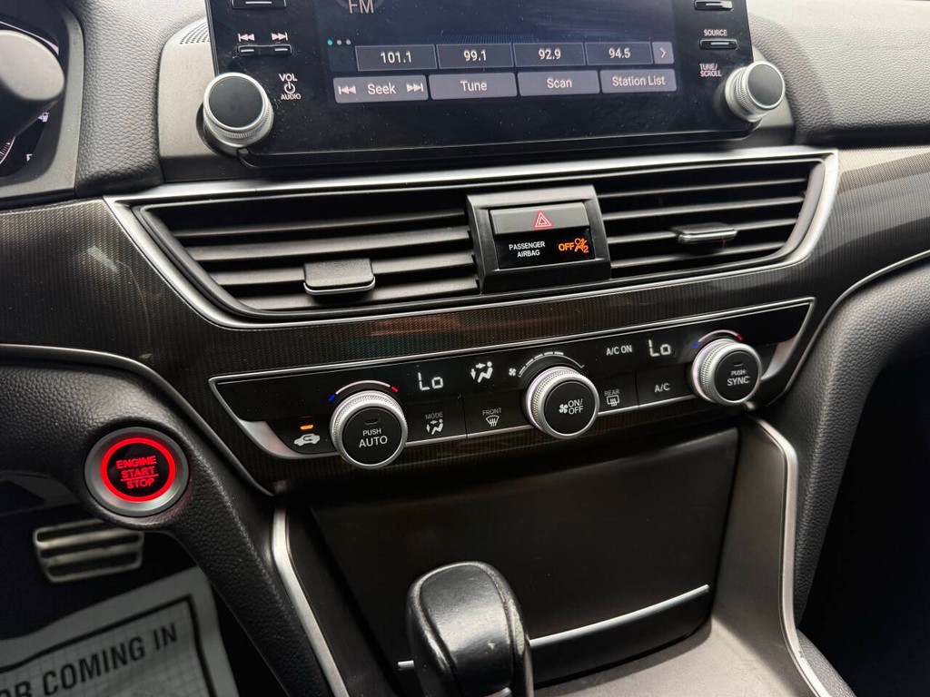 Honda Accord Sedan Vehicle Full-screen Gallery Image 29