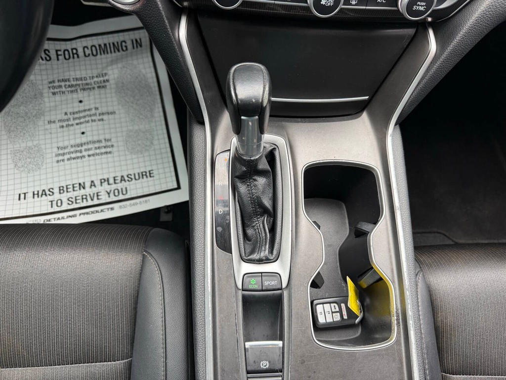 Honda Accord Sedan Vehicle Full-screen Gallery Image 30