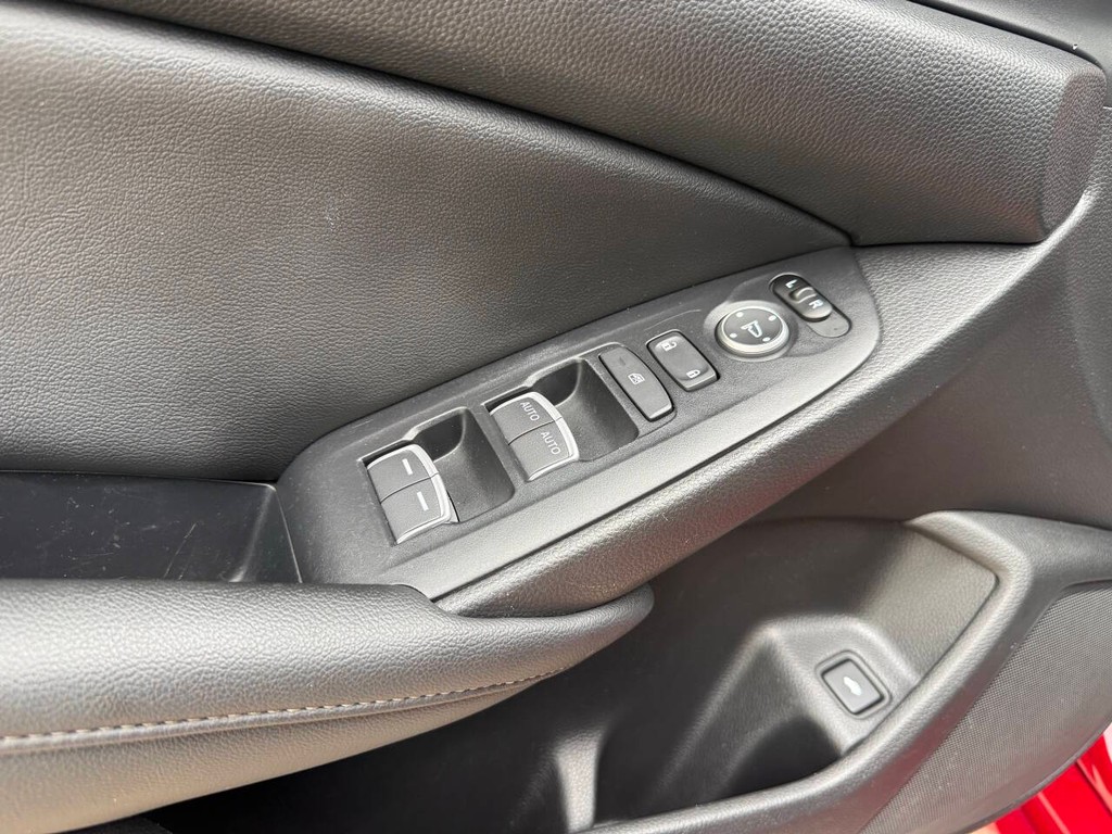 Honda Accord Sedan Vehicle Full-screen Gallery Image 32