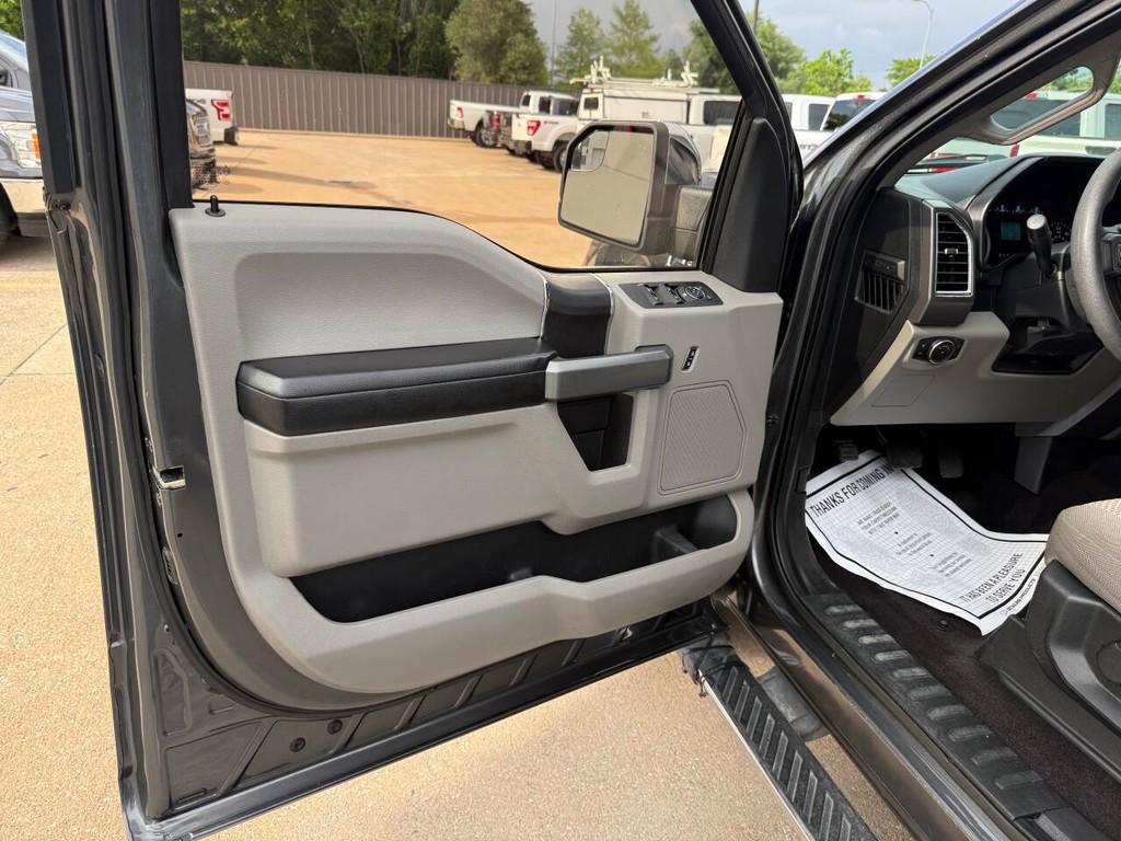 Ford F-150 Vehicle Full-screen Gallery Image 08